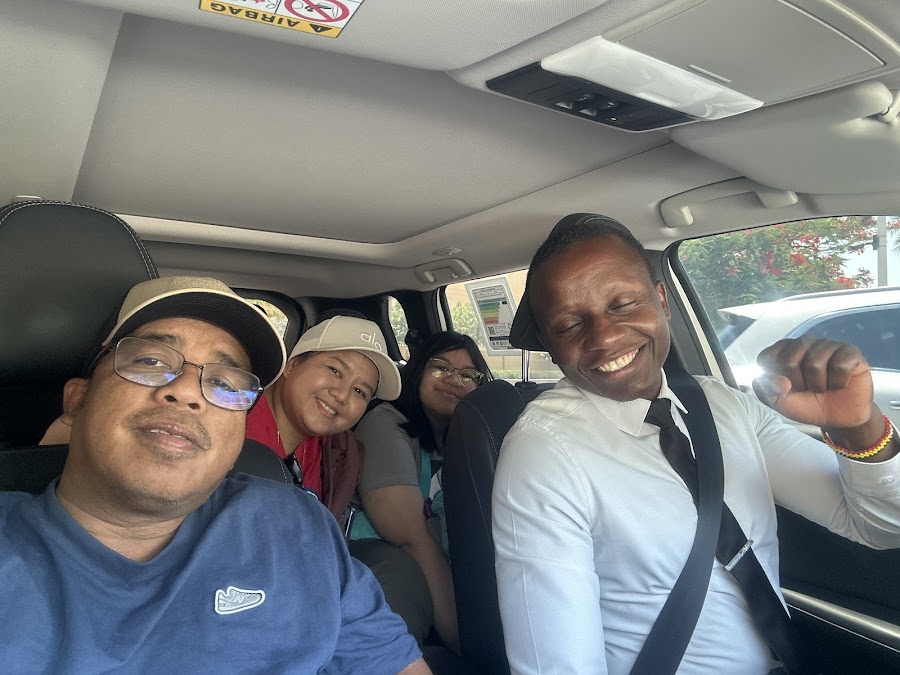 Free Limo Passengers Transportation via Luxurious Cars — photo 3
