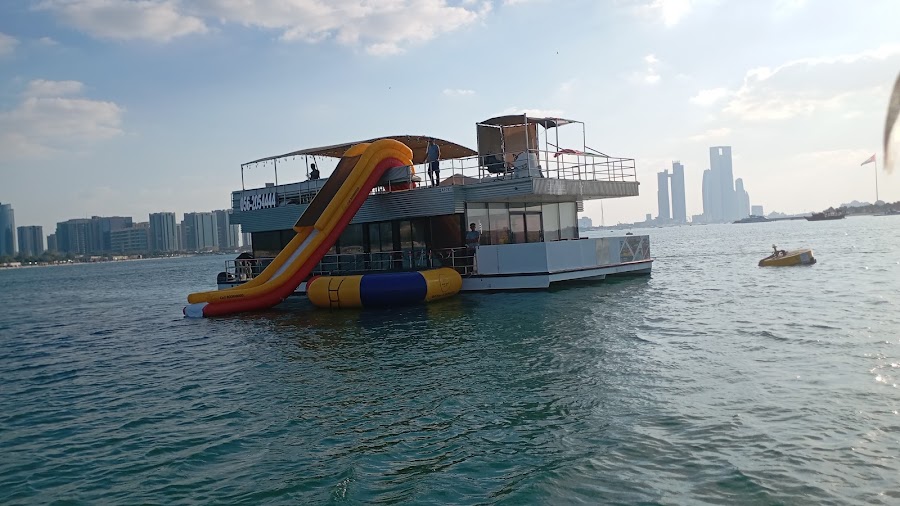 BOOK BOAT YACHTS AND BOATS CRUISING - L.L.C - S.P.C